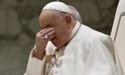 البابا يدخل بأزمة صحية